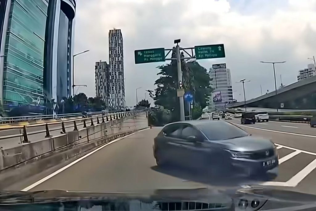 Viral Mobil Lawan Arah Exit Tol Tebet