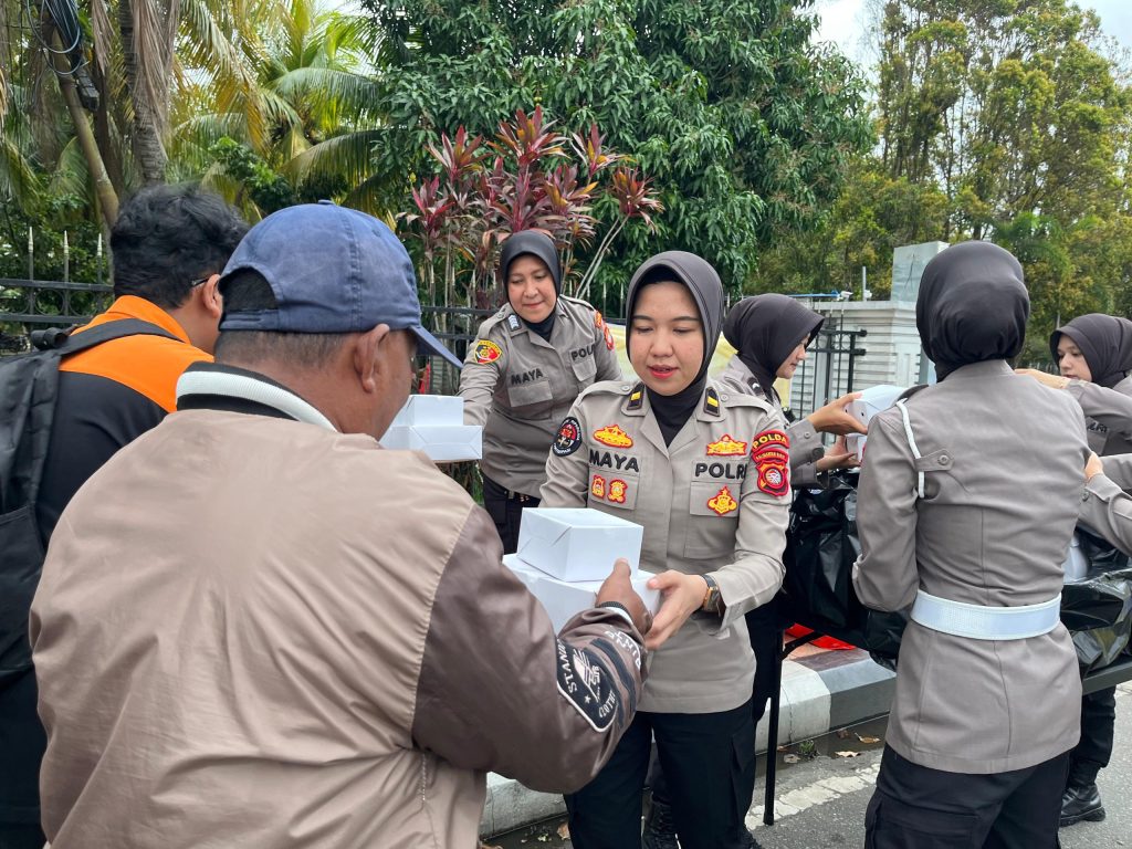 polwan polda kalbar berbagi takjil